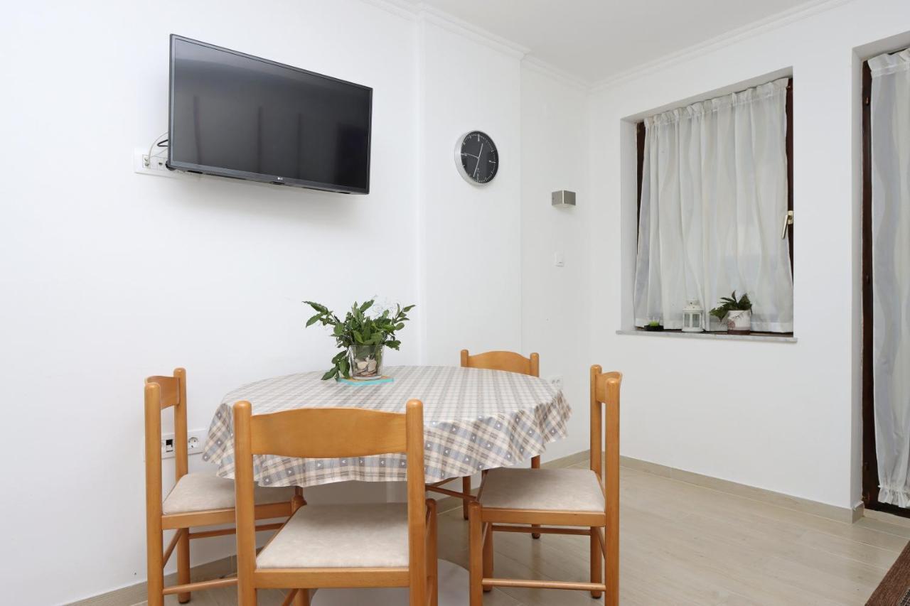Apartments With A Parking Space Vantacici, Krk - 18476 Malinska Extérieur photo